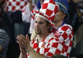 Zklamaný chorvatský fanoušek po zápase Chorvatska s Tureckem.