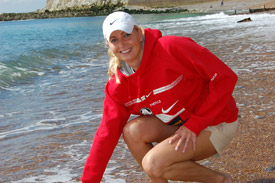 Yvetta Hlaváčová při testování vody z pláže, ze které vyrazí v neděli.