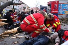 Záchranáři dávali na místě první pomoc zraněným.