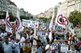 Horní část Václavského náměstí zaplnili protestující s transparenty.
