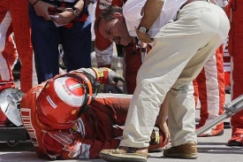 Zraněný mechanik stáje Ferrari po incidentu s Raikkönenovým vozem.