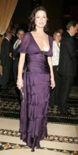 Catherine Zeta-Jonesová ve fialovém modelu příliš nezaujala.
