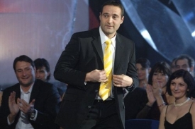 Rok 2005: Moderátor Televizních novin Pavel Zuna si jde na podium převzít cenu za vítězství v anketě Anno 2005 o nejoblíbenější tváře televize Nova.