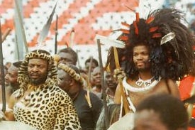 Král Zwelithini (vlevo) na slavnosti